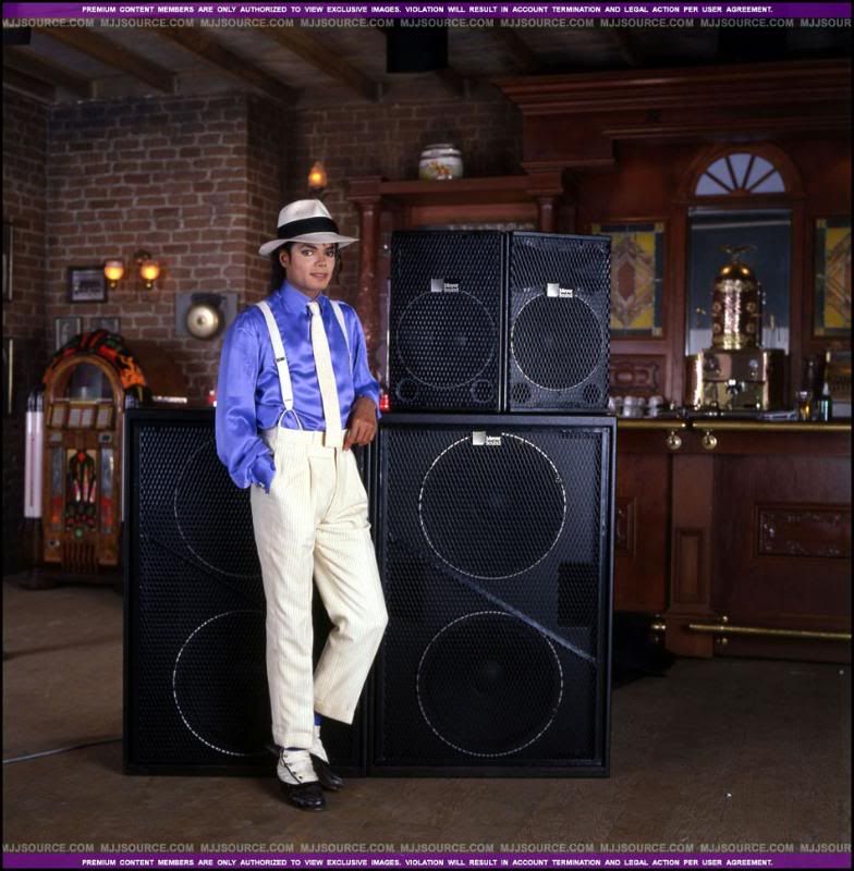 mj00915ao.jpg