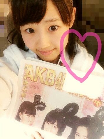 Nakkii with her copy of the AKB48 Newspaper