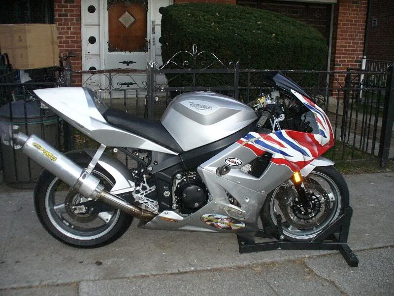 http://i104.photobucket.com/albums/m200/FalcoLion/My%20Bikes/2004TriumphDaytona600017.jpg